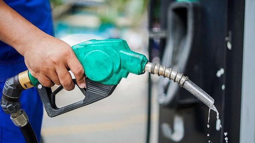 Petrol prices fall sharply to below VND20,000 per litre following global trend